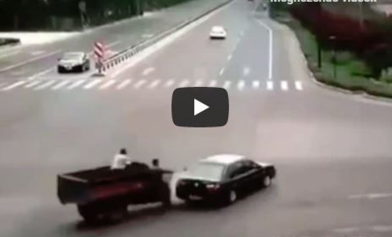 A világ legbizarrabb balesete, ami egy egyszerű koccanásként indult (videó)