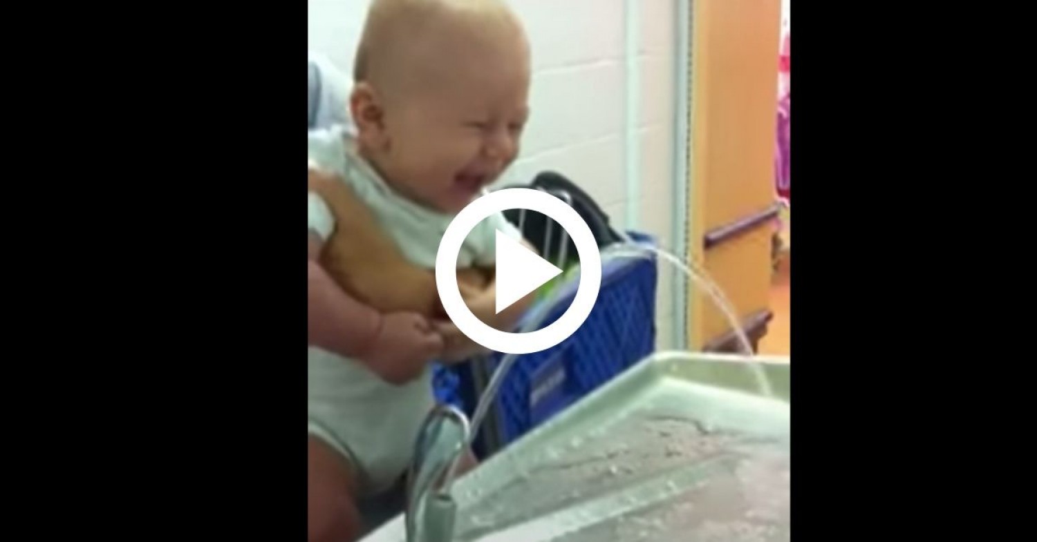A baba nem tudja abbahagyni a nevetést!
