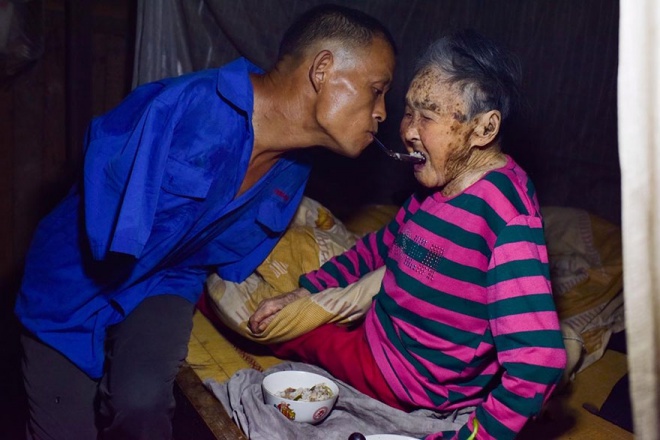 Megdöbbentő történet: Kar nélküli fiú gondoskodik beteg édesanyjáról