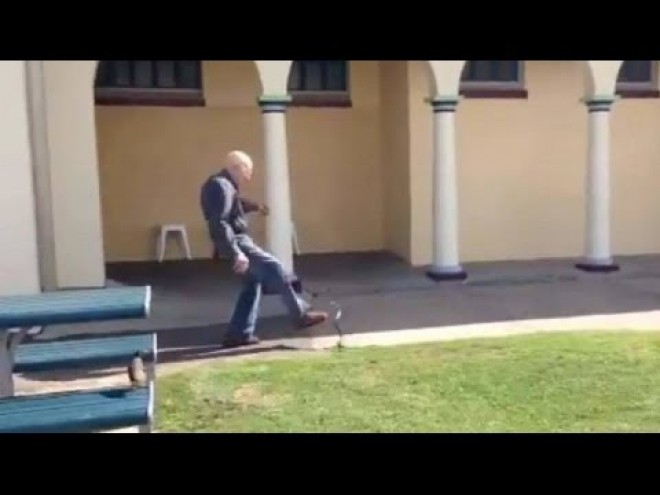 Egy ausztrál öregember, aki mérges kígyót rugdos... Nem mindennapi látvány!