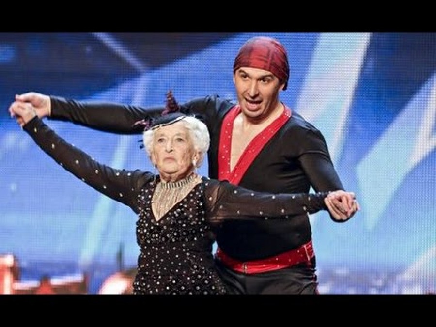 Elképesztő, amit ez a 80 éves hölgy a táncparketten művel! NE ÁLLÍTSD MEG 1 PERC UTÁN, a java csak azután jön!